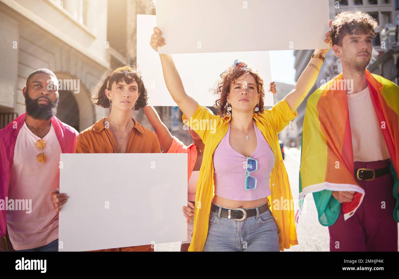 Poster di mockup, protesta lgbt e folla che cammina per strada in città per attivismo, diritti umani e uguaglianza. Libertà, giustizia e persone nella comunità lgbtq Foto Stock