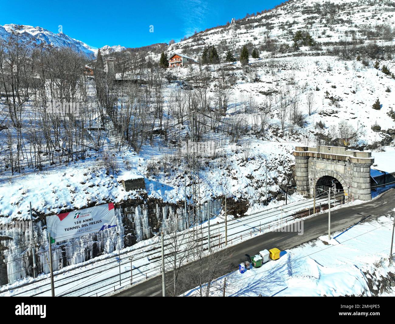 Lato italiano del tunnel ferroviario al confine tra la Francia e l'Italia. Bardonecchia, Italia - Gennaio 2023 Foto Stock