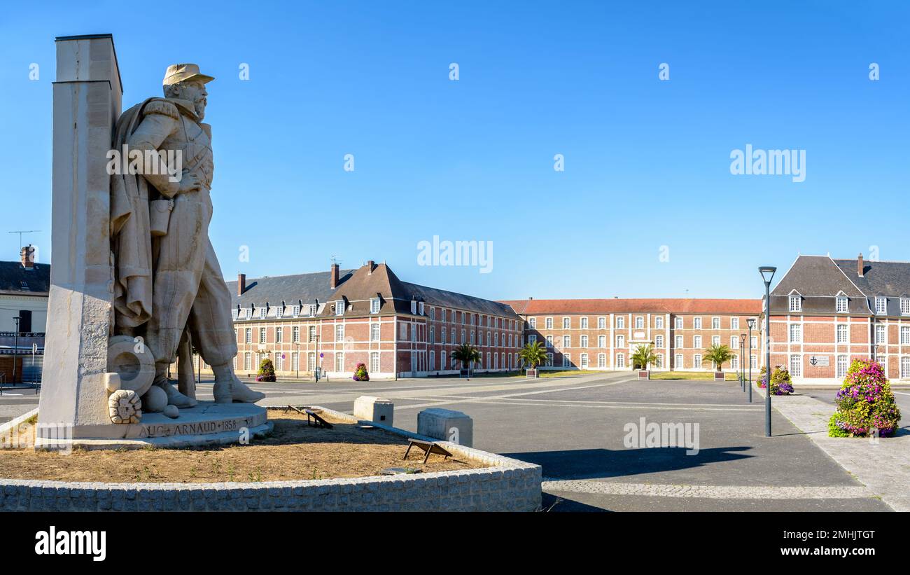 Statua 'l'Artilleur' (l'artiglieria) sul terreno della parata dell'ex Scuola reale di artiglieria a la Fère, Francia. Foto Stock