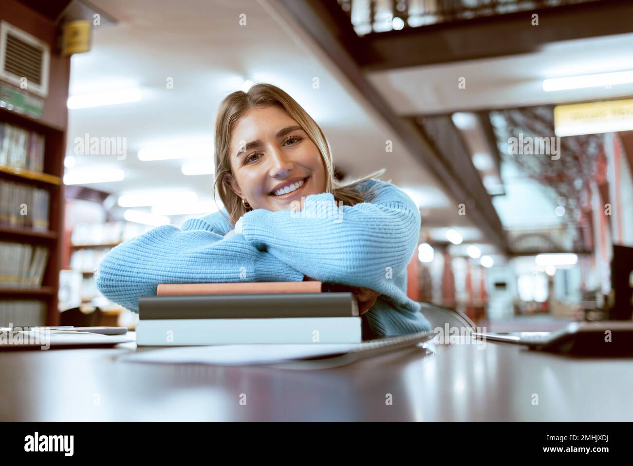 Ritratto, donna e studente in biblioteca, studio e istruzione superiore per la conoscenza, la crescita o l'apprendimento. Università, accademica femminile o signora con Foto Stock