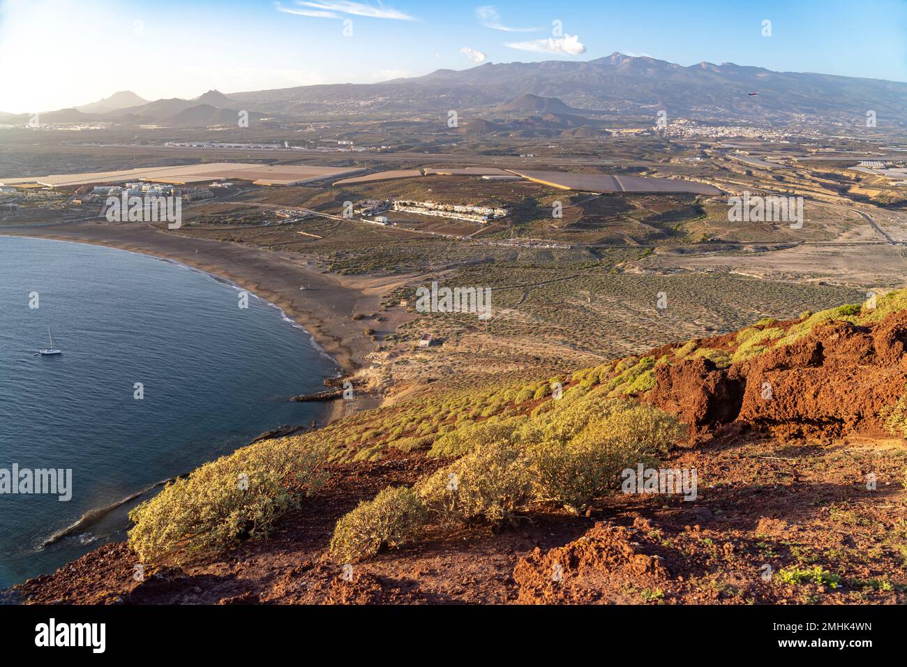 Blick vom Berg Montana Roja auf den Strand Playa la Tejita bei El Medano, Granadilla de Abona, Insel Teneriffa, Kanarische Inseln, Spanien, Europa | Foto Stock