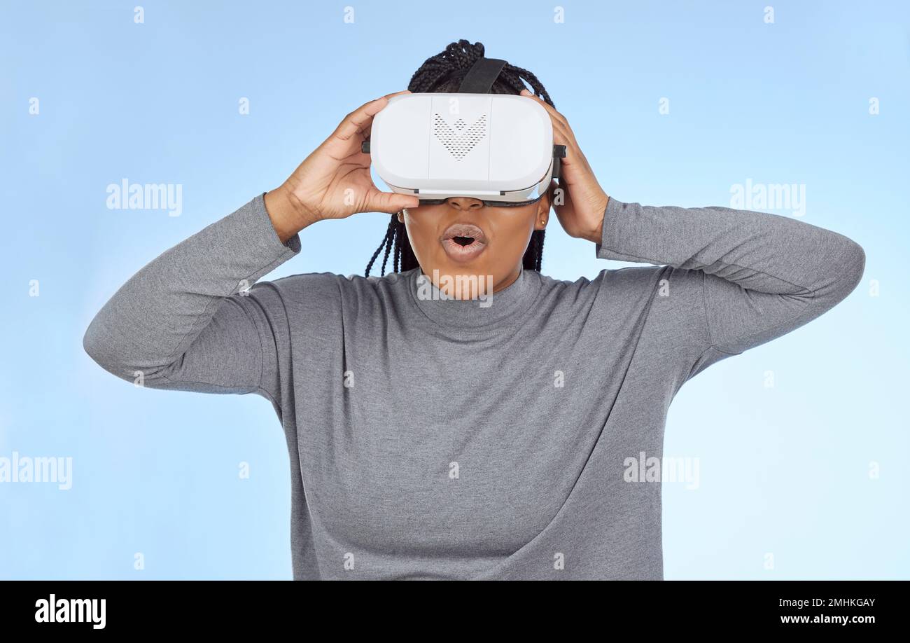 VR, gaming e wow con la donna nera e il metaverse per il futuro, il cyber e il sistema 3D. Media, ui e tecnologia Web con ragazza gamer e cuffie per Foto Stock