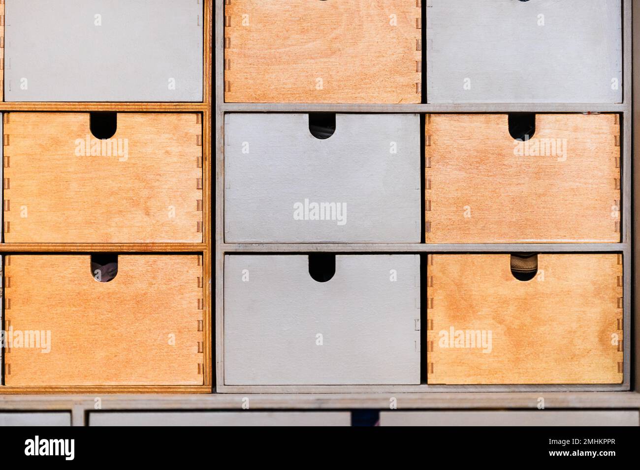 fondo mobili da scatole chiuse dipinte in legno per riporre piccoli oggetti in rack Foto Stock