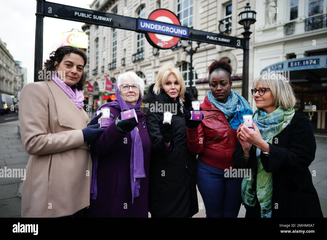 Dame Joanna Lumley (al centro) consegna candele commemorative a Piccadilly Circus, nel centro di Londra, insieme ai sopravvissuti dell'Olocausto e ai successivi genocidi per celebrare il Memorial Day dell'Olocausto. Data immagine: Venerdì 27 gennaio 2023. Foto Stock