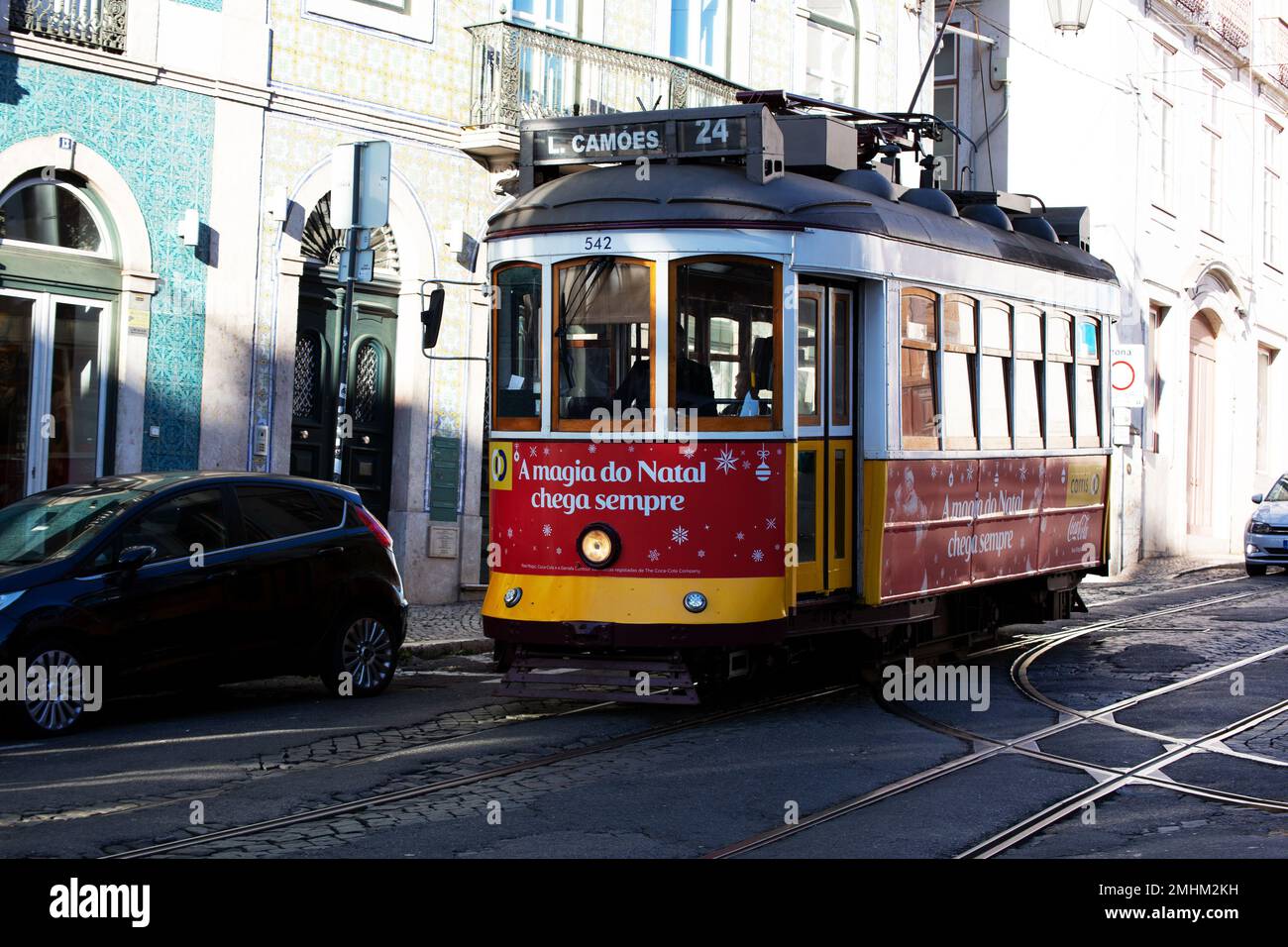 Il tipico autobus giallo vecchio nel traffico nella città di Lisbona Portogallo Foto Stock