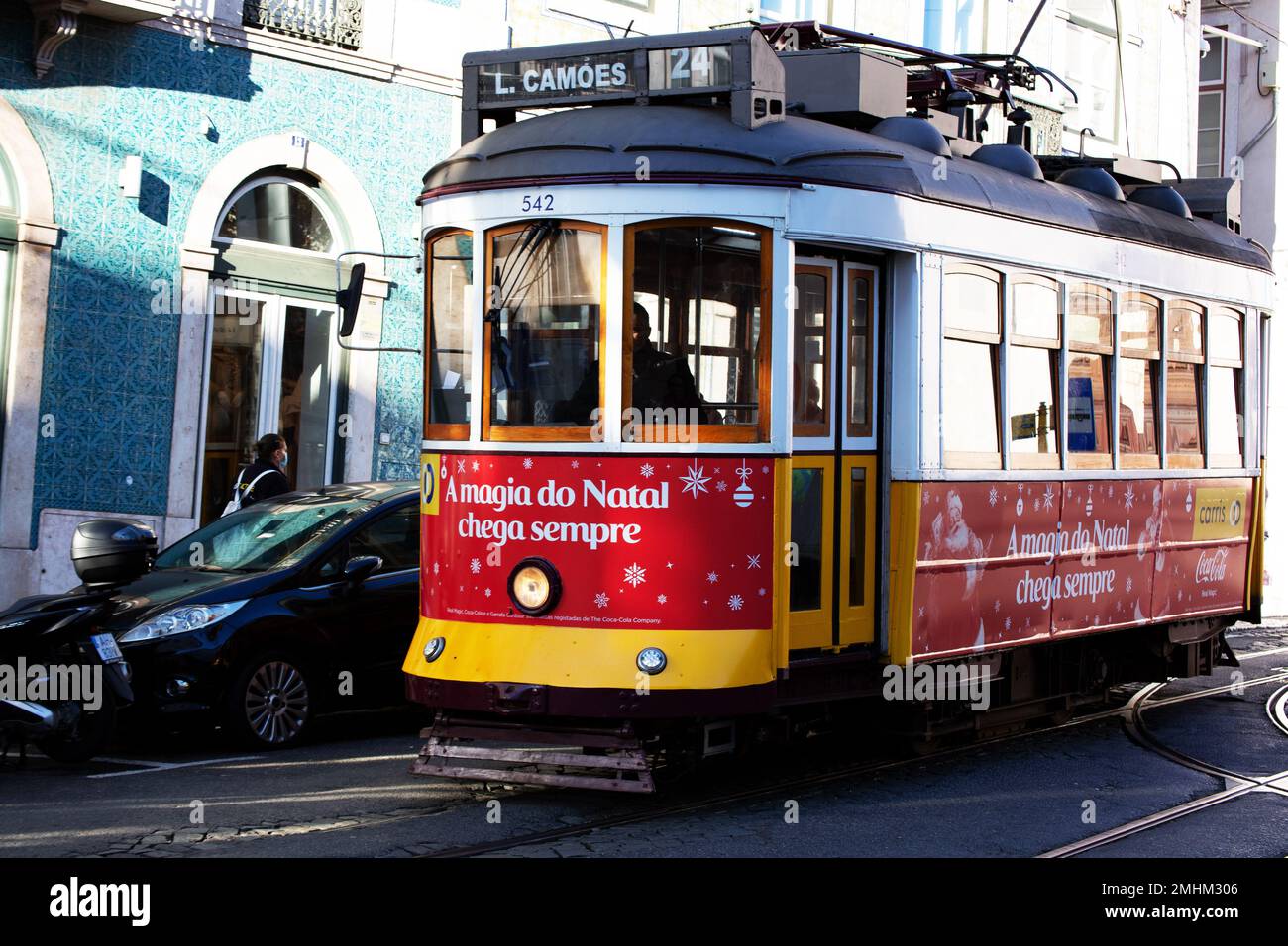Il tipico autobus giallo vecchio nel traffico nella città di Lisbona Portogallo Foto Stock