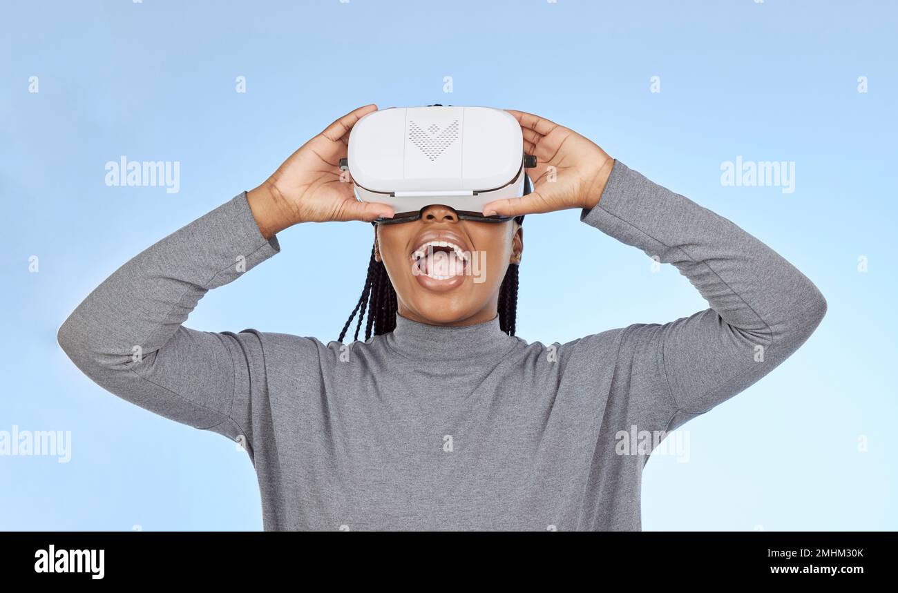 VR, gaming e wow con la donna nera e il metaverse per il futuro, il cyber e il sistema 3D. Media, ui e tecnologia Web con ragazza gamer e cuffie per Foto Stock