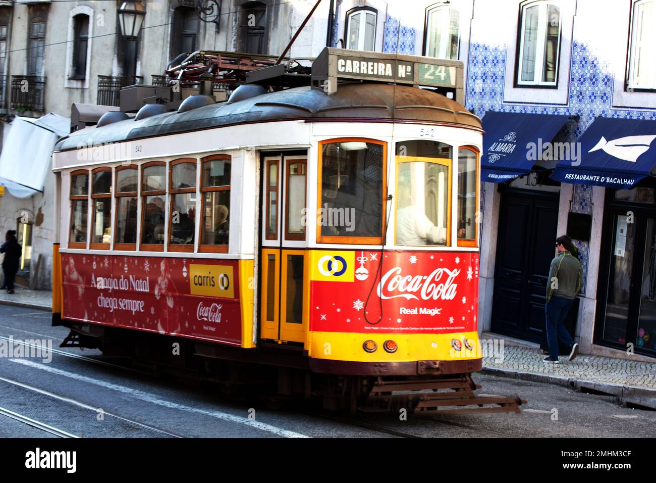 Il tipico autobus giallo vecchio nel traffico nella città di Lisbona Portogallo Foto Stock