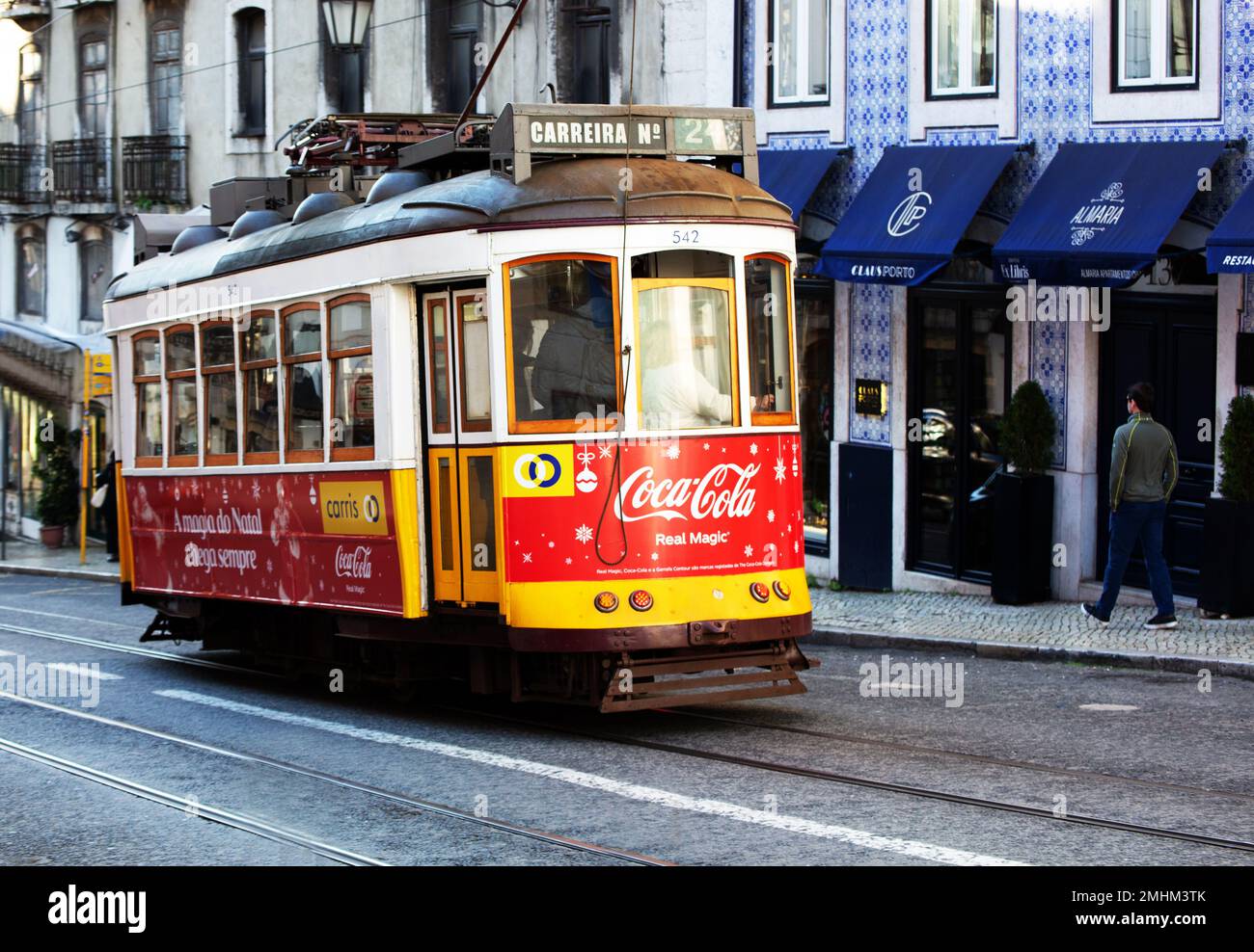 Il tipico autobus giallo vecchio nel traffico nella città di Lisbona Portogallo Foto Stock