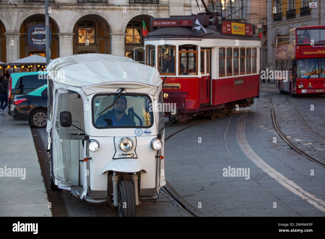Il tipico autobus giallo vecchio nel traffico nella città di Lisbona Portogallo Foto Stock