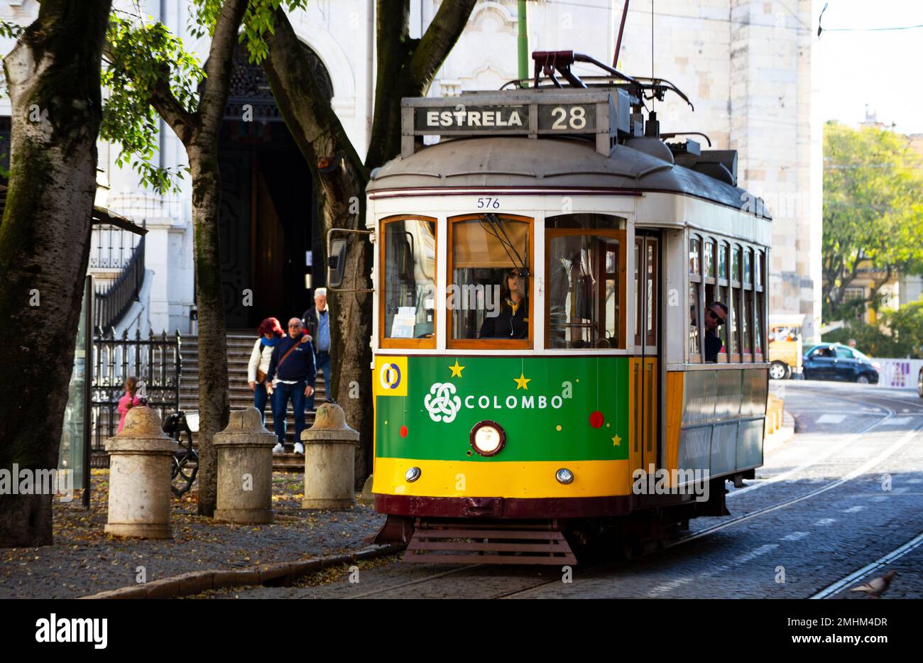Il tipico autobus giallo vecchio nel traffico nella città di Lisbona Portogallo Foto Stock