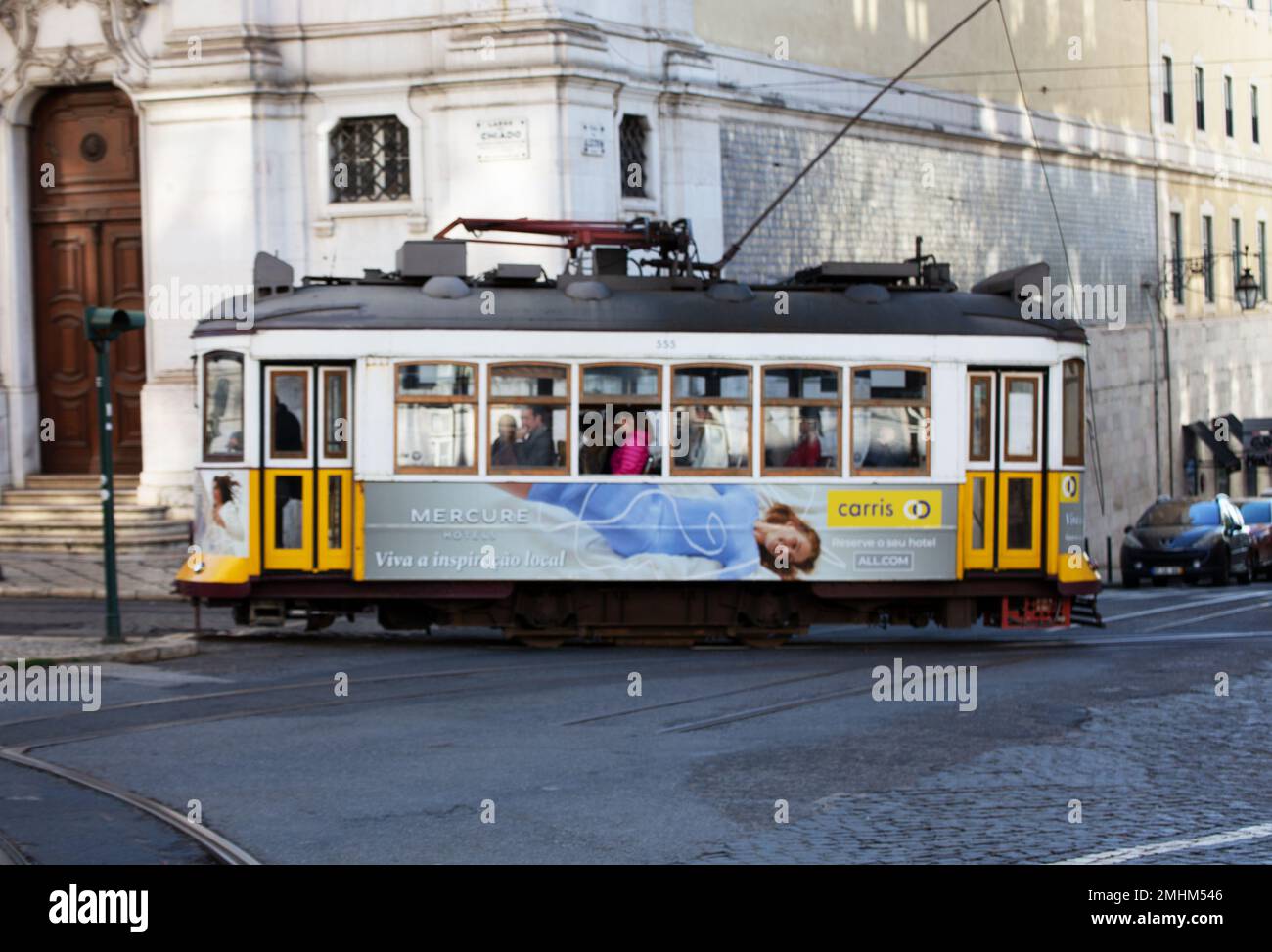 Il tipico autobus giallo vecchio nel traffico nella città di Lisbona Portogallo Foto Stock