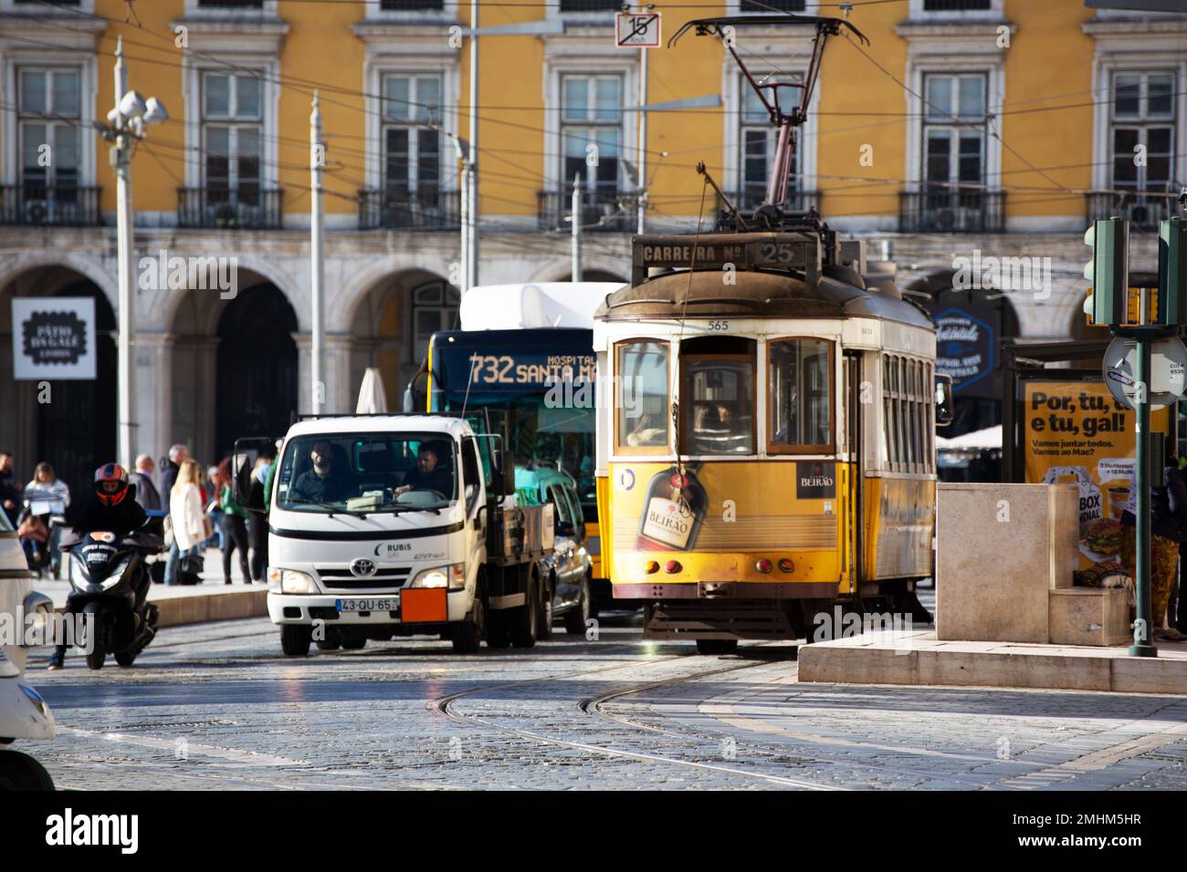 Il tipico autobus giallo vecchio nel traffico nella città di Lisbona Portogallo Foto Stock