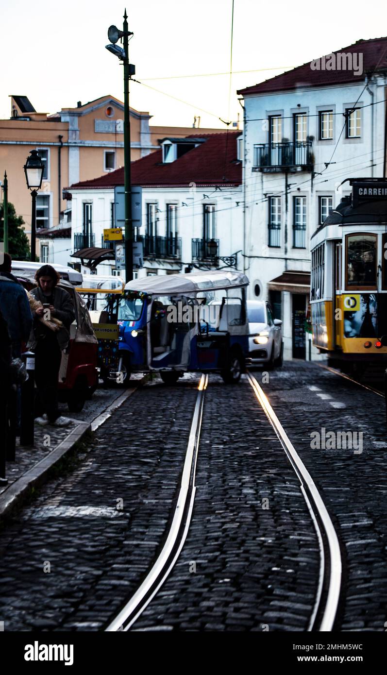 Il tipico autobus giallo vecchio nel traffico nella città di Lisbona Portogallo Foto Stock