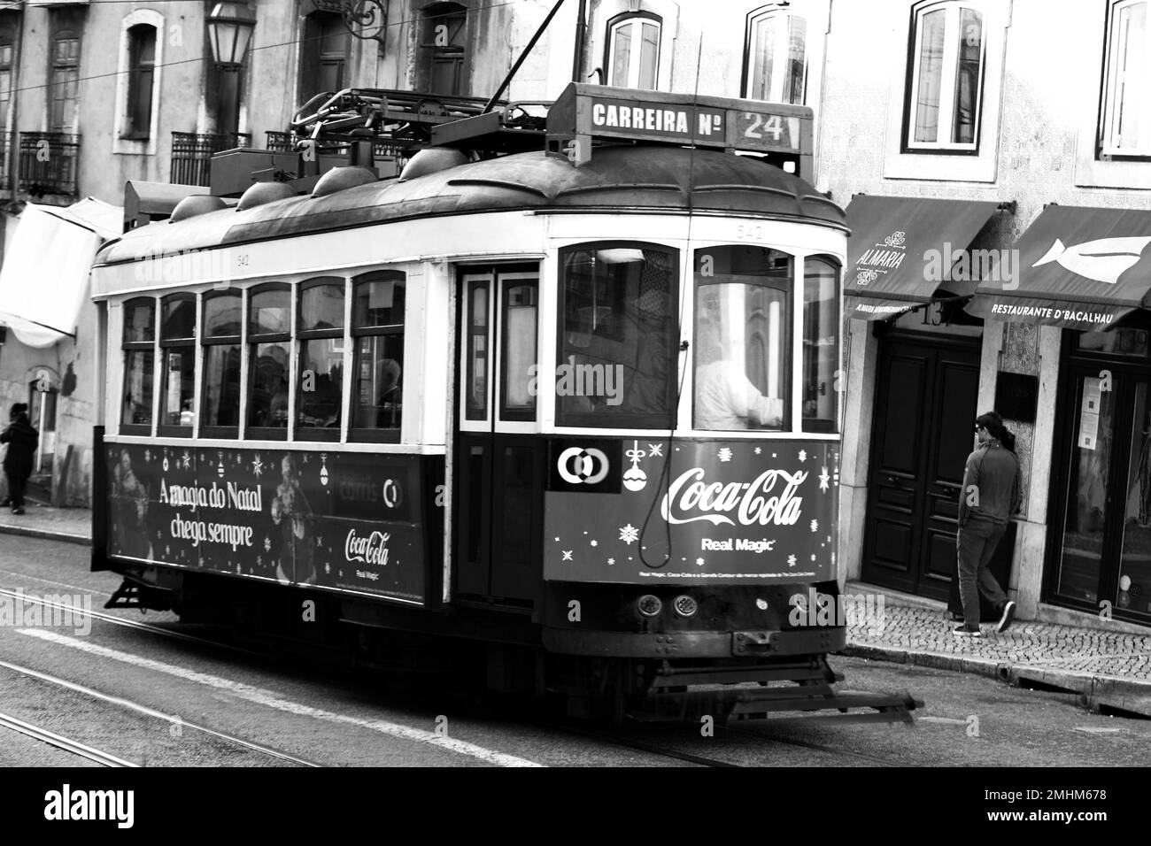 Il tipico autobus giallo vecchio nel traffico nella città di Lisbona Portogallo Foto Stock