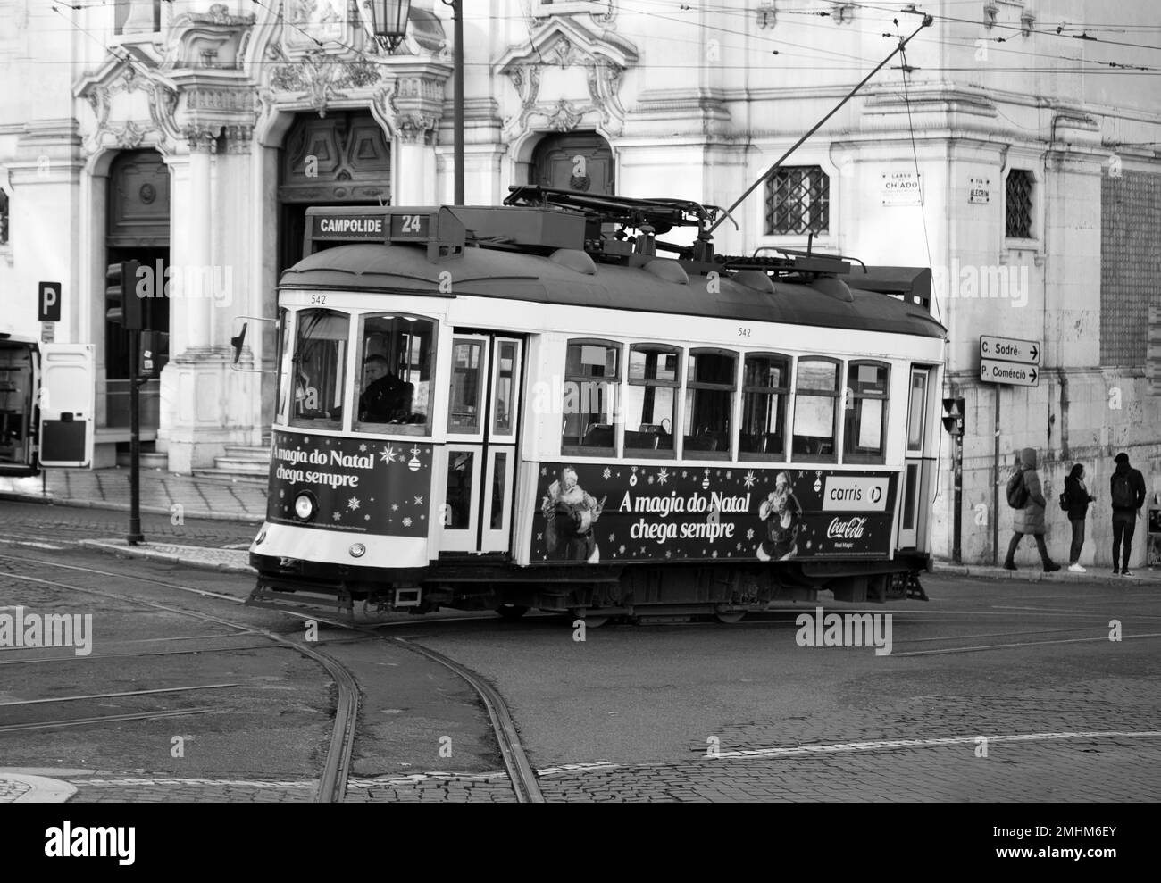 Il tipico autobus giallo vecchio nel traffico nella città di Lisbona Portogallo Foto Stock