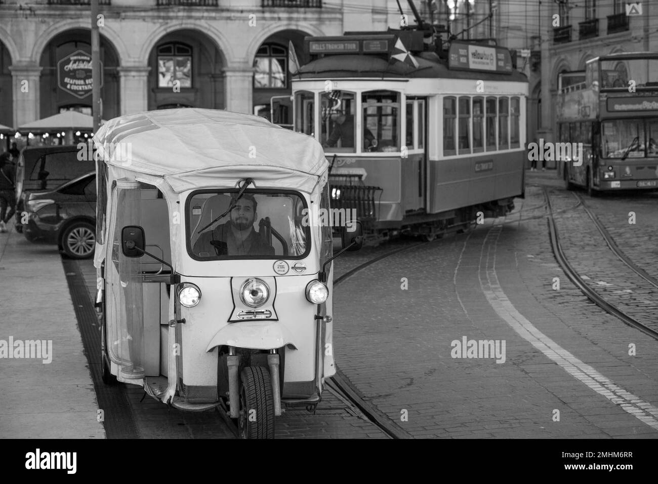 Il tipico autobus giallo vecchio nel traffico nella città di Lisbona Portogallo Foto Stock