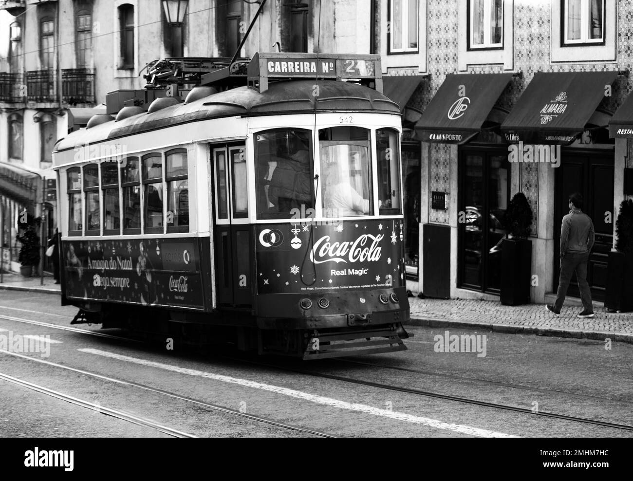Il tipico autobus giallo vecchio nel traffico nella città di Lisbona Portogallo Foto Stock