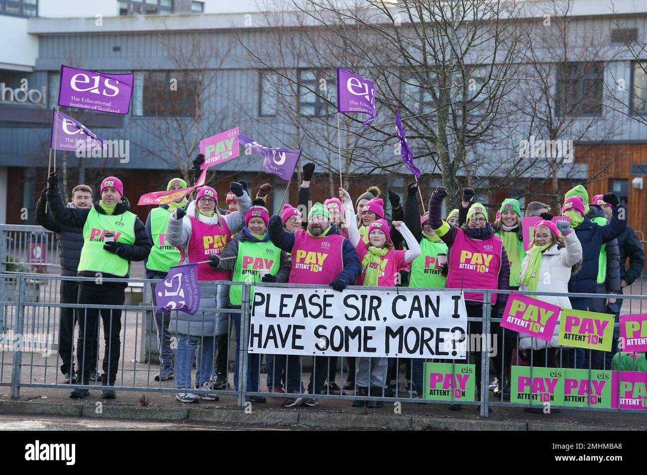 Gli insegnanti sulla linea del picket fuori della Falkirk High School in Stirlingshire, in una protesta sulla paga. I membri dell'Educational Institute of Scotland (EIS) sono usciti dal primo sciopero nazionale sulla retribuzione per quasi 40 anni, durante un programma di azione regionale di 16 giorni. Data immagine: Venerdì 27 gennaio 2023. Foto Stock