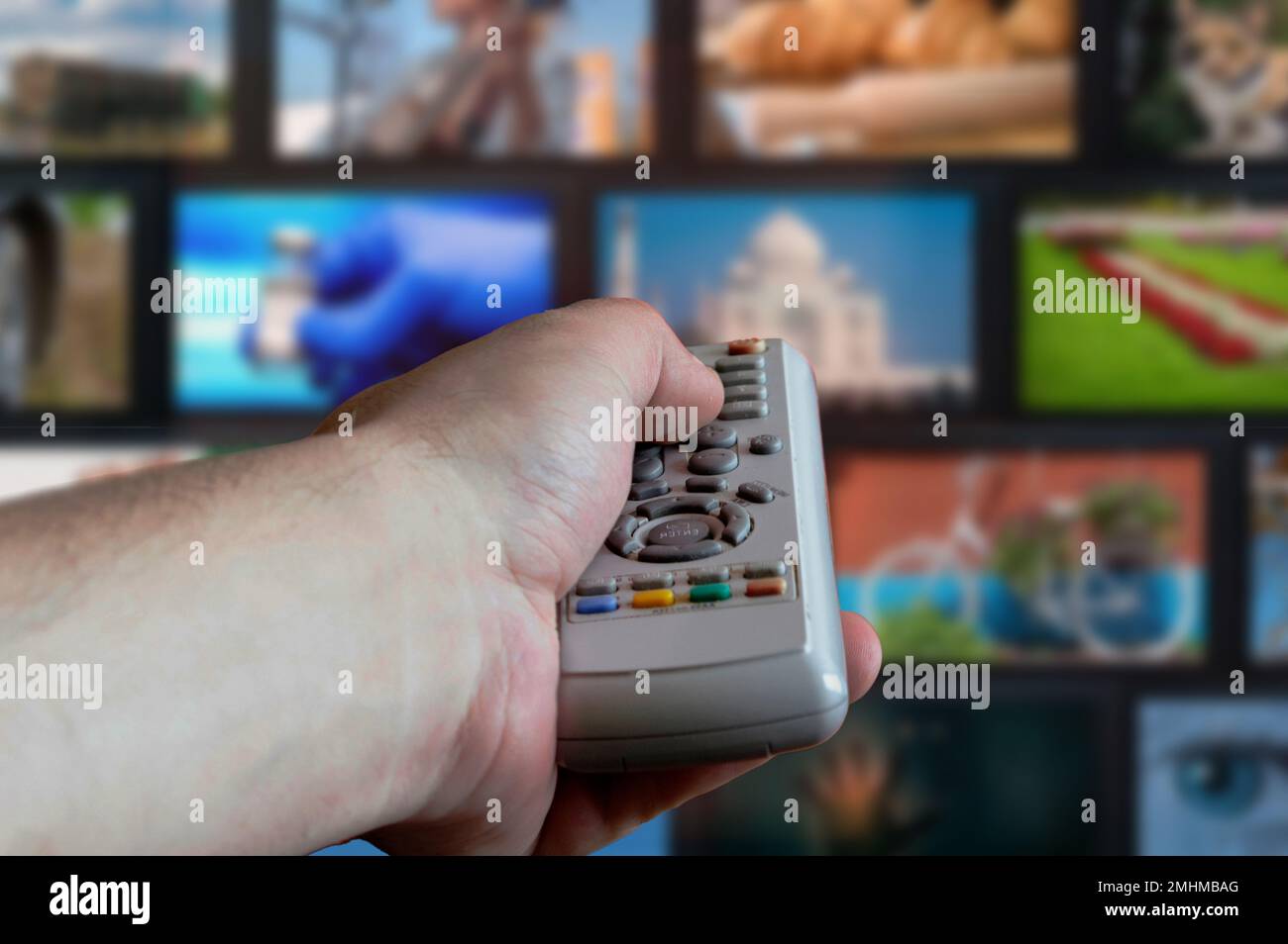 Canali TV in background e telecomando in mano. Concetto di televisione e informazione. Design del banner Foto Stock