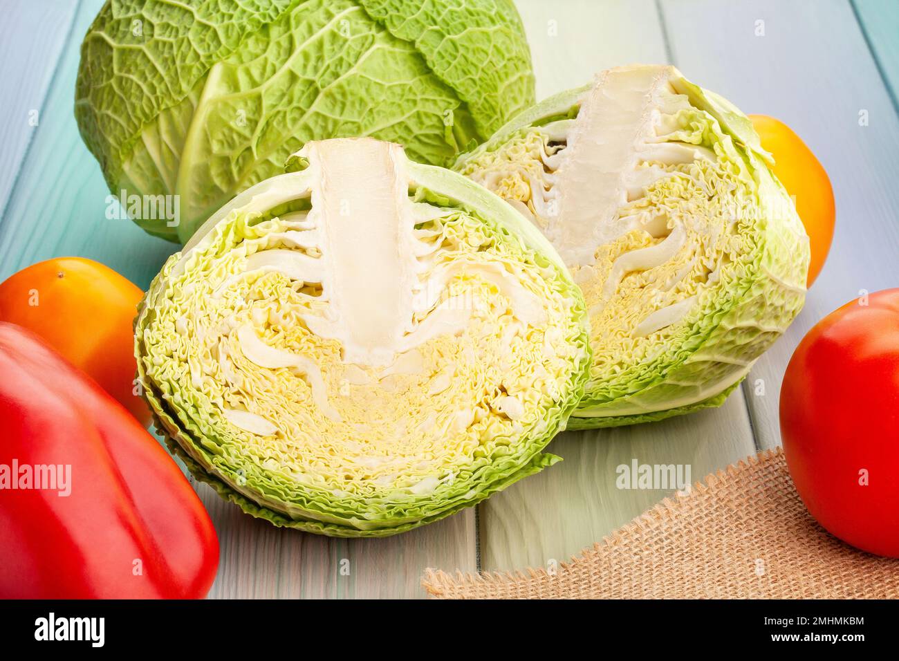 cavolo sabaudo su fondo di legno Foto Stock