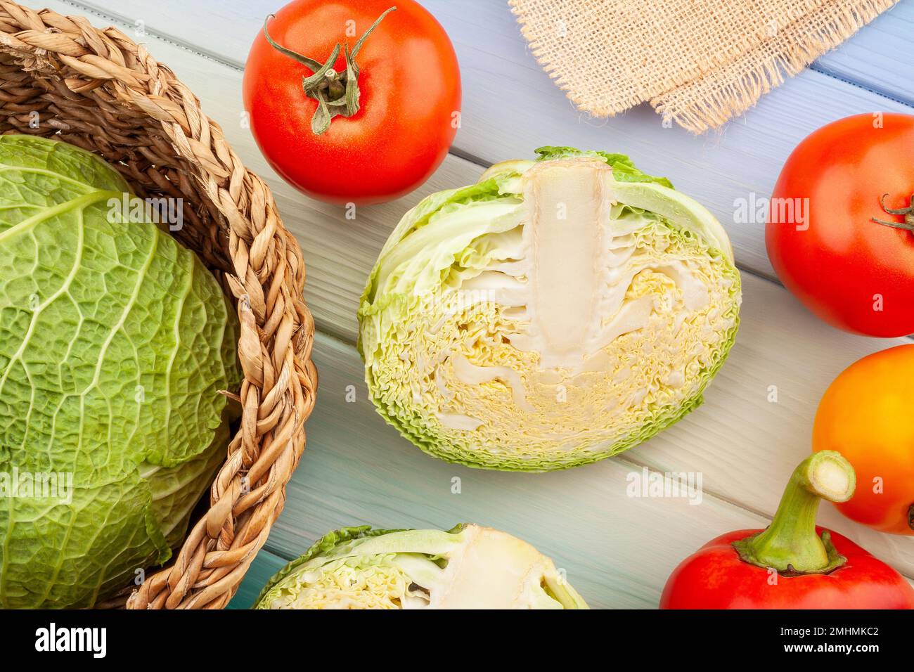 cavolo sabaudo su fondo di legno Foto Stock