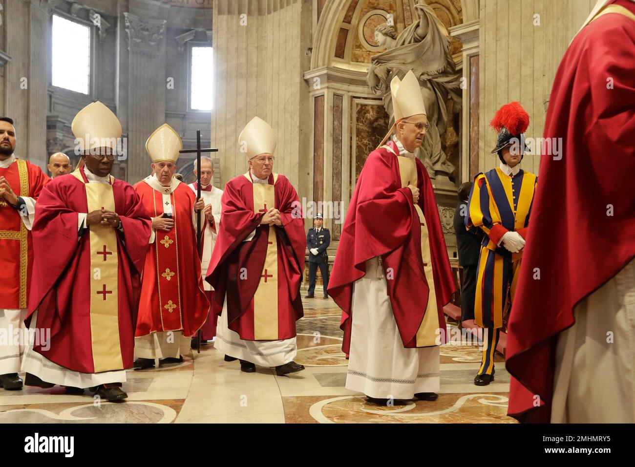 Pope Francis, center, holds the pastoral staff as he arrives in procession to celebrate a Mass for cardinals and bishops who died in the past year, in St. Peter's Basilica at the Vatican, Monday, Nov. 4, 2019. Each year, a few days after All Soul's Day, a Catholic Church feast commemorating the dead, the pope says a Mass for deceased prelates. (AP Photo/Andrew Medichini) Foto Stock