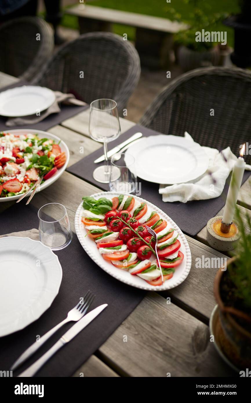 Elevato angolo di visione del cibo sul tavolo Foto Stock