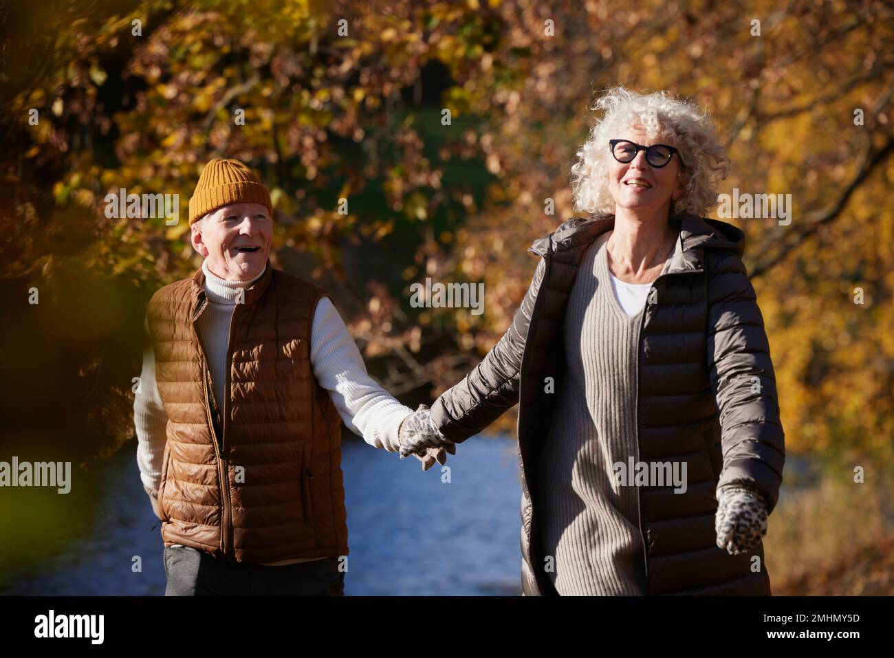 Coppia senior in autunno scenario Foto Stock