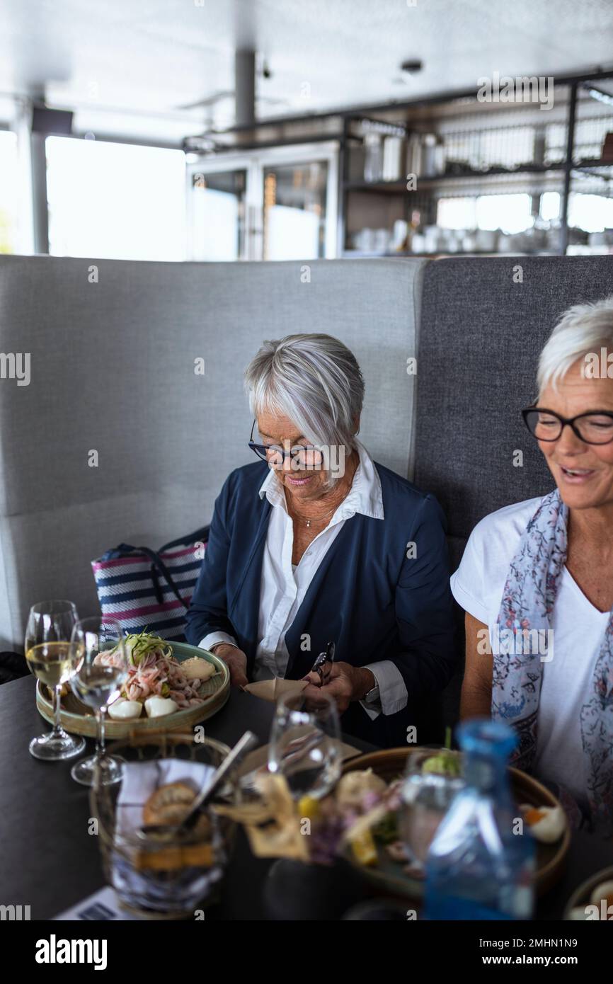 Donne anziane che mangiano nel ristorante Foto Stock