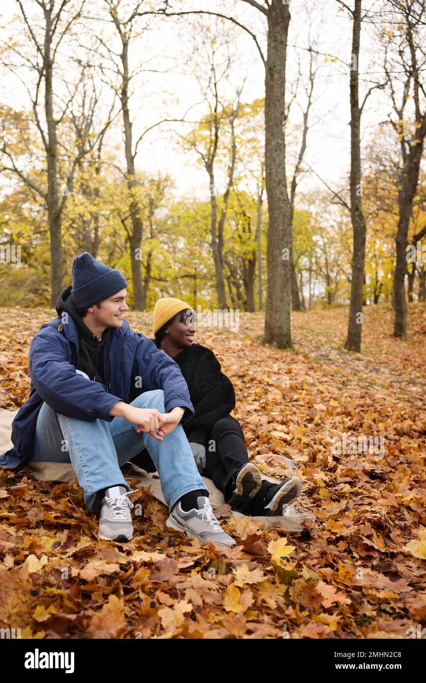 Coppia giovane seduti insieme Foto Stock