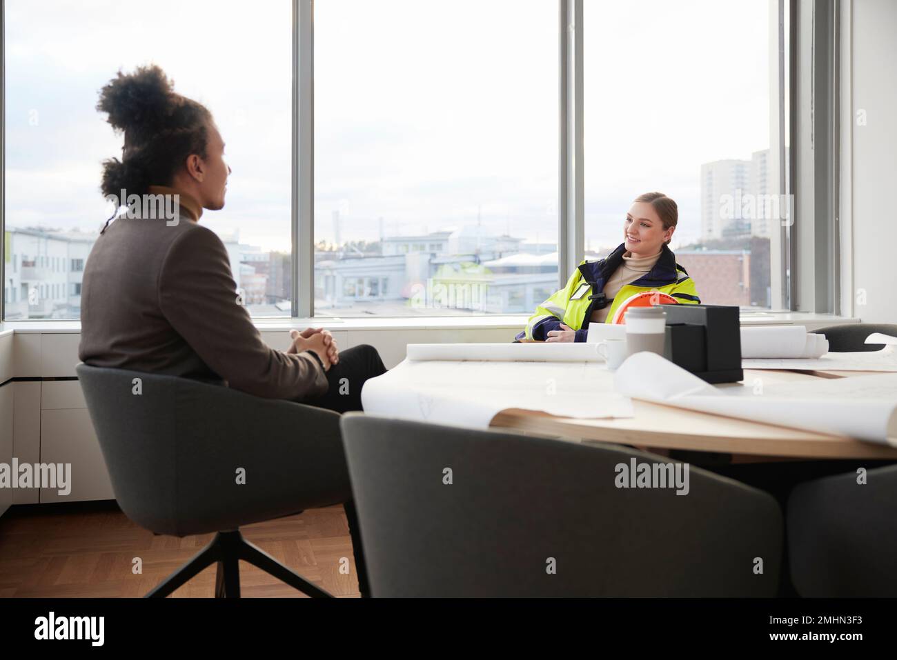 Sorridendo le persone che si incontrano in ufficio Foto Stock