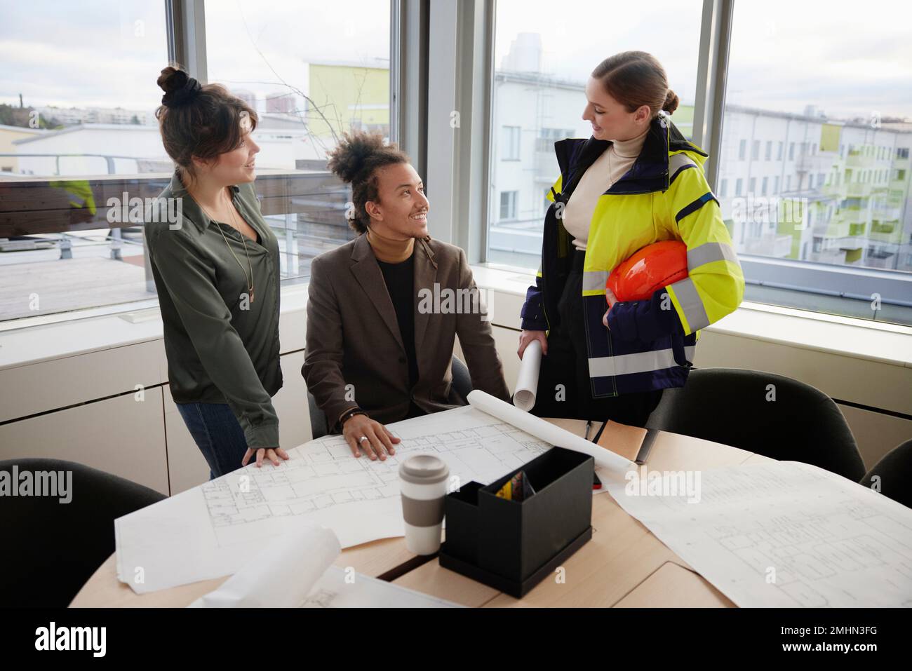 Sorridendo le persone che si incontrano in ufficio Foto Stock