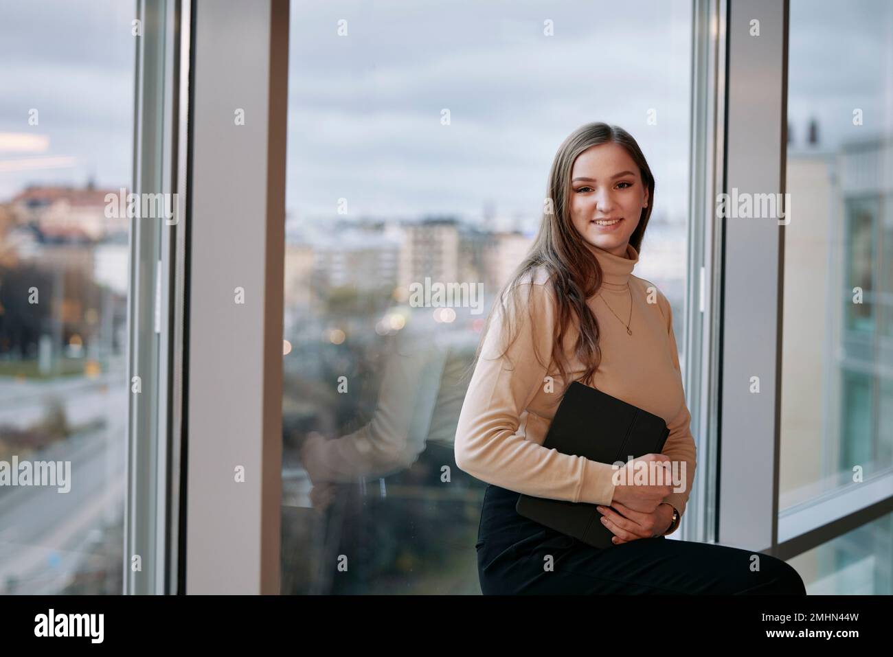 Ritratto di sorridere imprenditrice azienda tablet Foto Stock