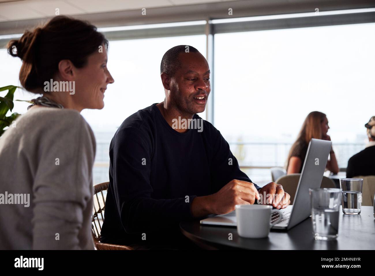 Persone che parlano in caffetteria Foto Stock