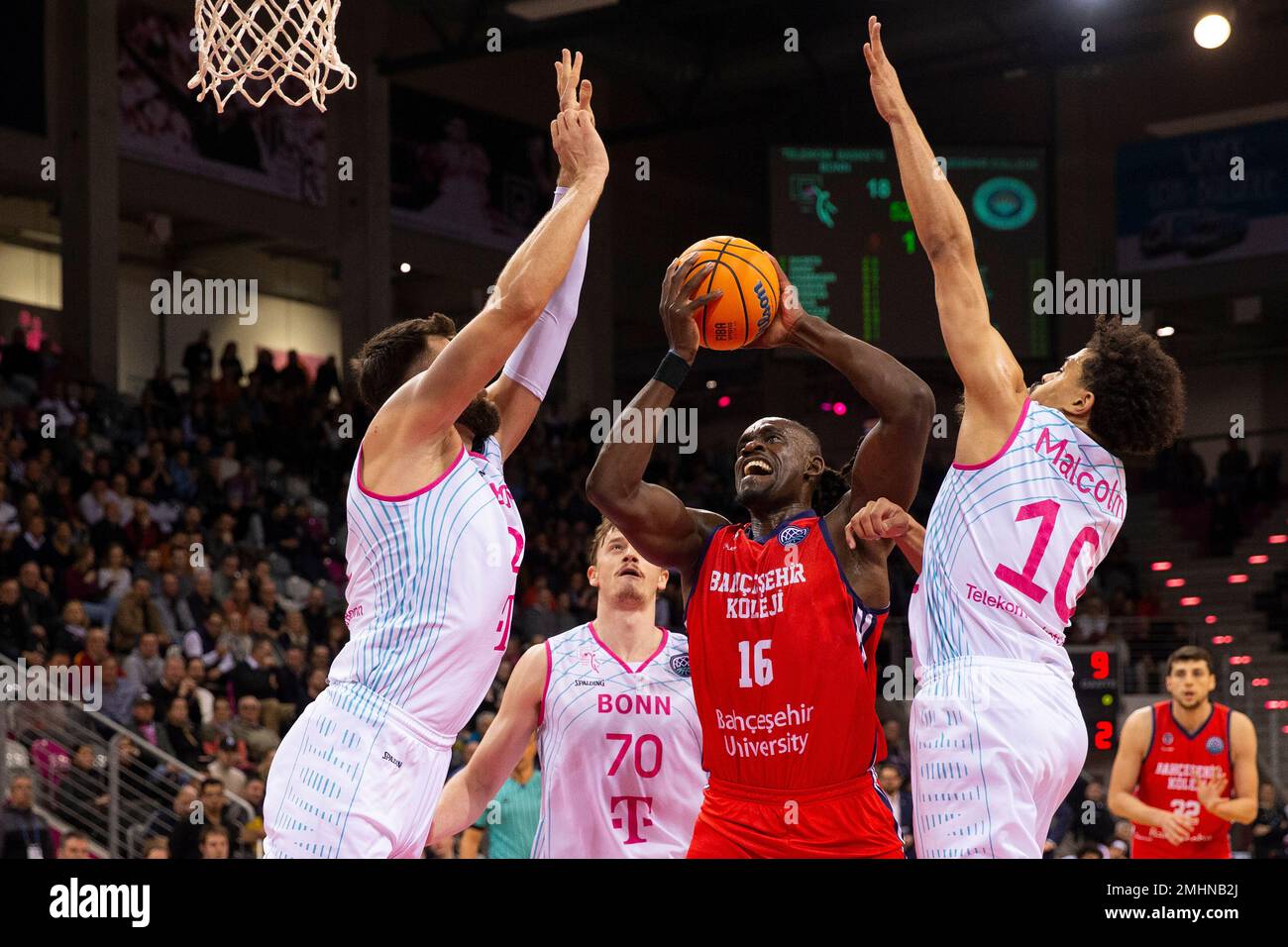 Bonn, Germania. 25th Jan, 2023. La difesa è in azione contro Jerry BOUTSIELE (IST, mi.) Sulla palla, a sinistra a destra: Leon KRATZER (BON), Finn DELANY (BON) e Collin MALCOLM (BON). Punteggio finale 74:68, Basketball Champions League/Telekom Basketes Bonn-Bahcesehir Koleji Istanbul/BONN vs BKSK/Round of 16 - Giornata del Gruppo J/1st, al TELEKOMDOME, il 25th gennaio 2023 ? Credit: dpa/Alamy Live News Foto Stock