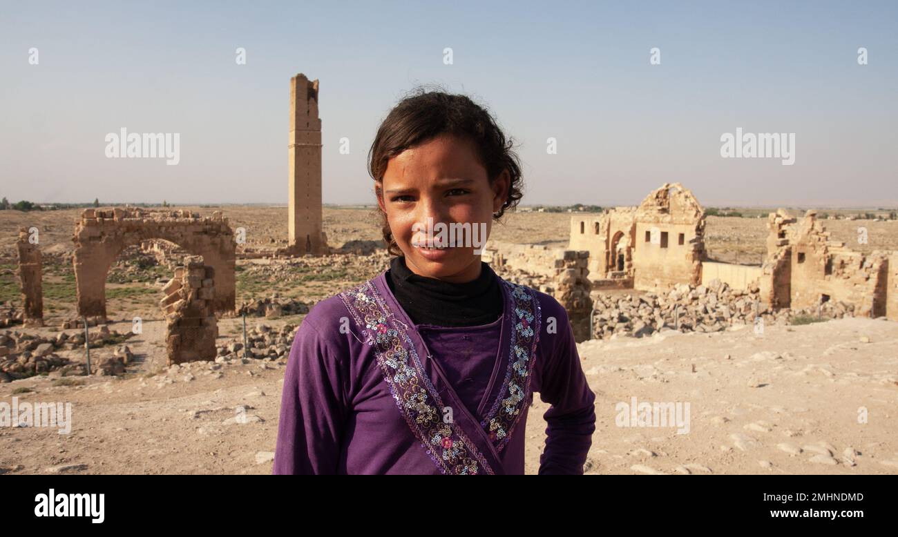 Ritratto di una ragazza locale di 10 anni che si trova di fronte all'antica città di Harran, Harran-Urfa-Turkey Foto Stock