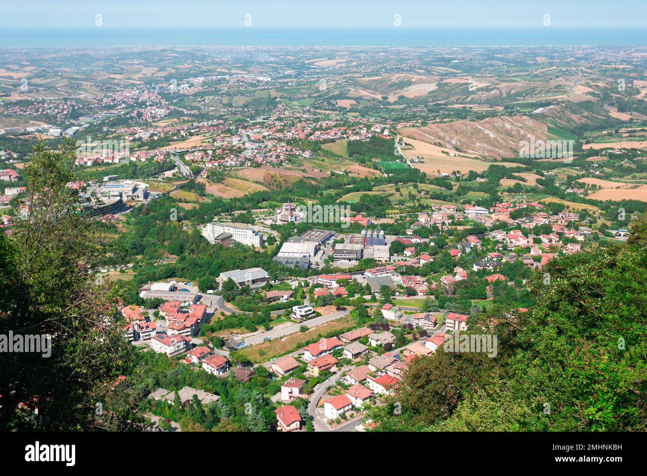 Vista panoramica dalla fortezza di San Marino al paese, Italia Foto Stock