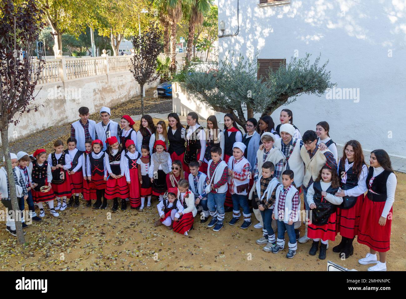 Un gruppo di persone in costume tradizionale a Calpe Spagna la vigilia di Natale. Foto Stock