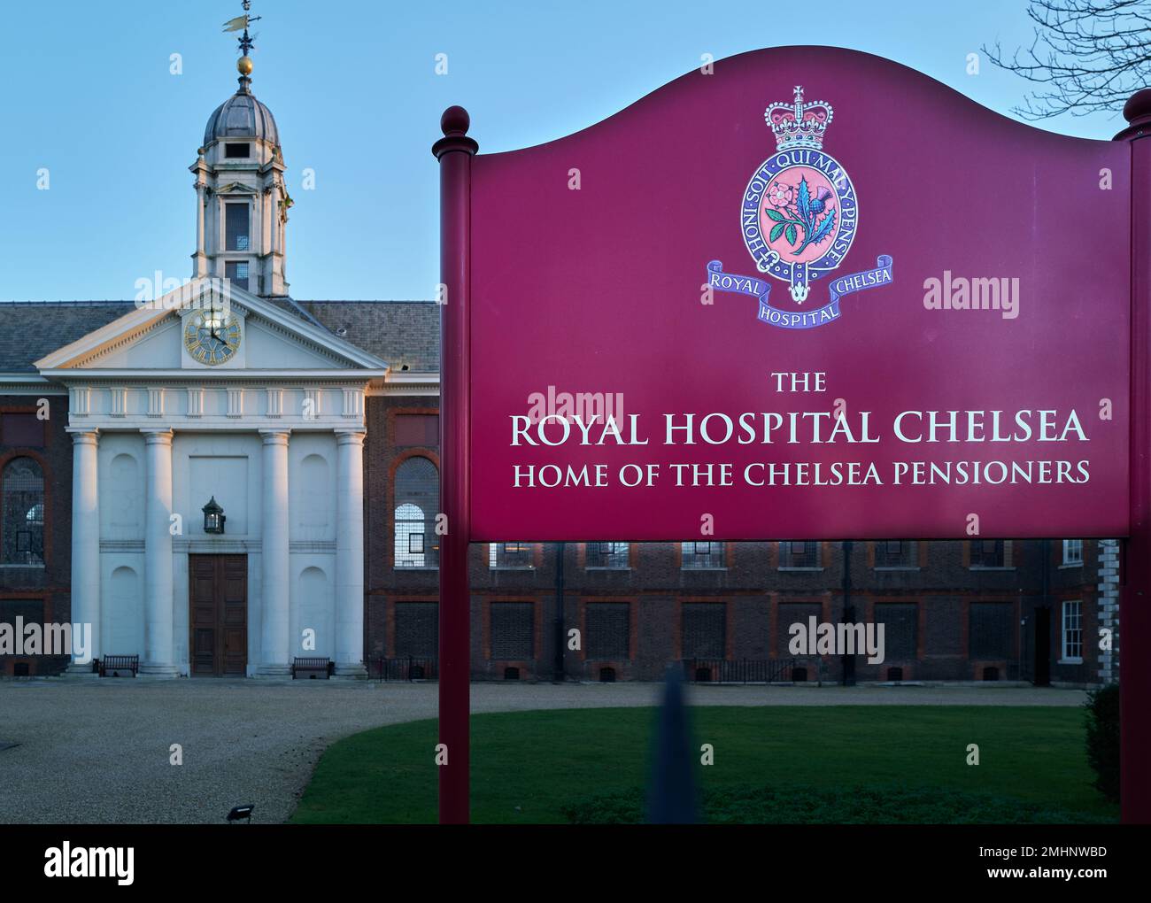 Ingresso principale al Royal Chelsea Hospital, Londra, Inghilterra, fondato nel XVII secolo da re Carlo II per pensionati del milizia. Foto Stock