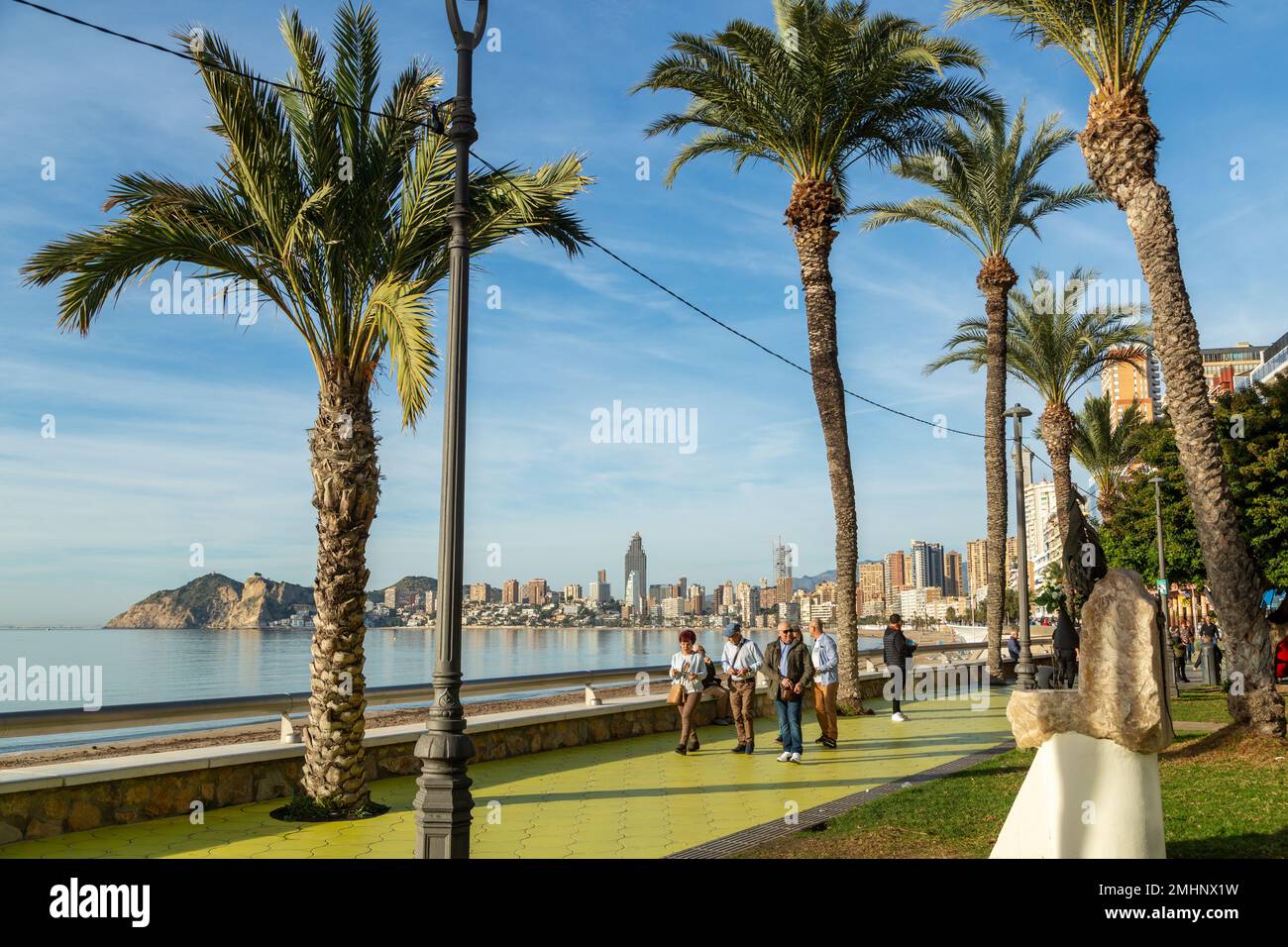 Passeggiata della città di Benidorm sulla spiaggia di Poniente. Benidorm, provincia di Alicante, Costa Blanca, Comunità Valenciana, Spagna Foto Stock