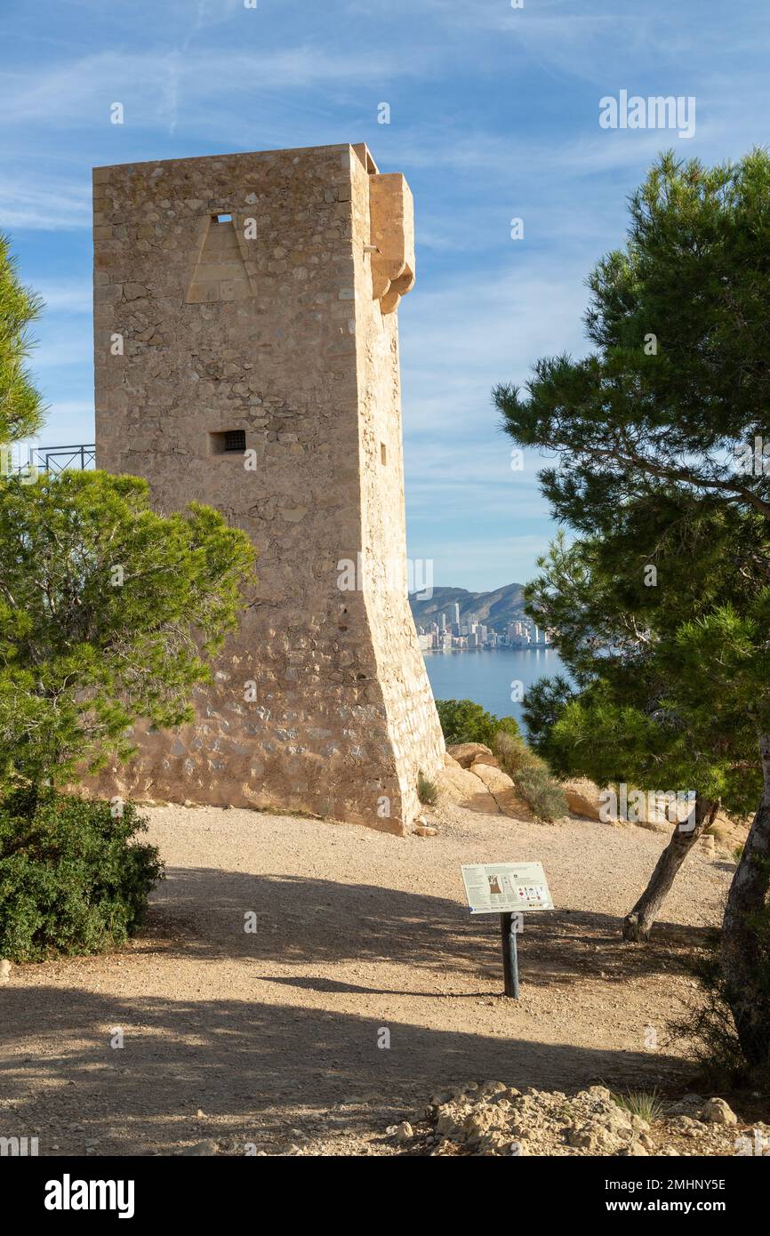 Torre del Aguilo o Torre di Finestrat (la Torre de Finestrat) è un'antica torre di guardia nei pressi di Benidorm Foto Stock