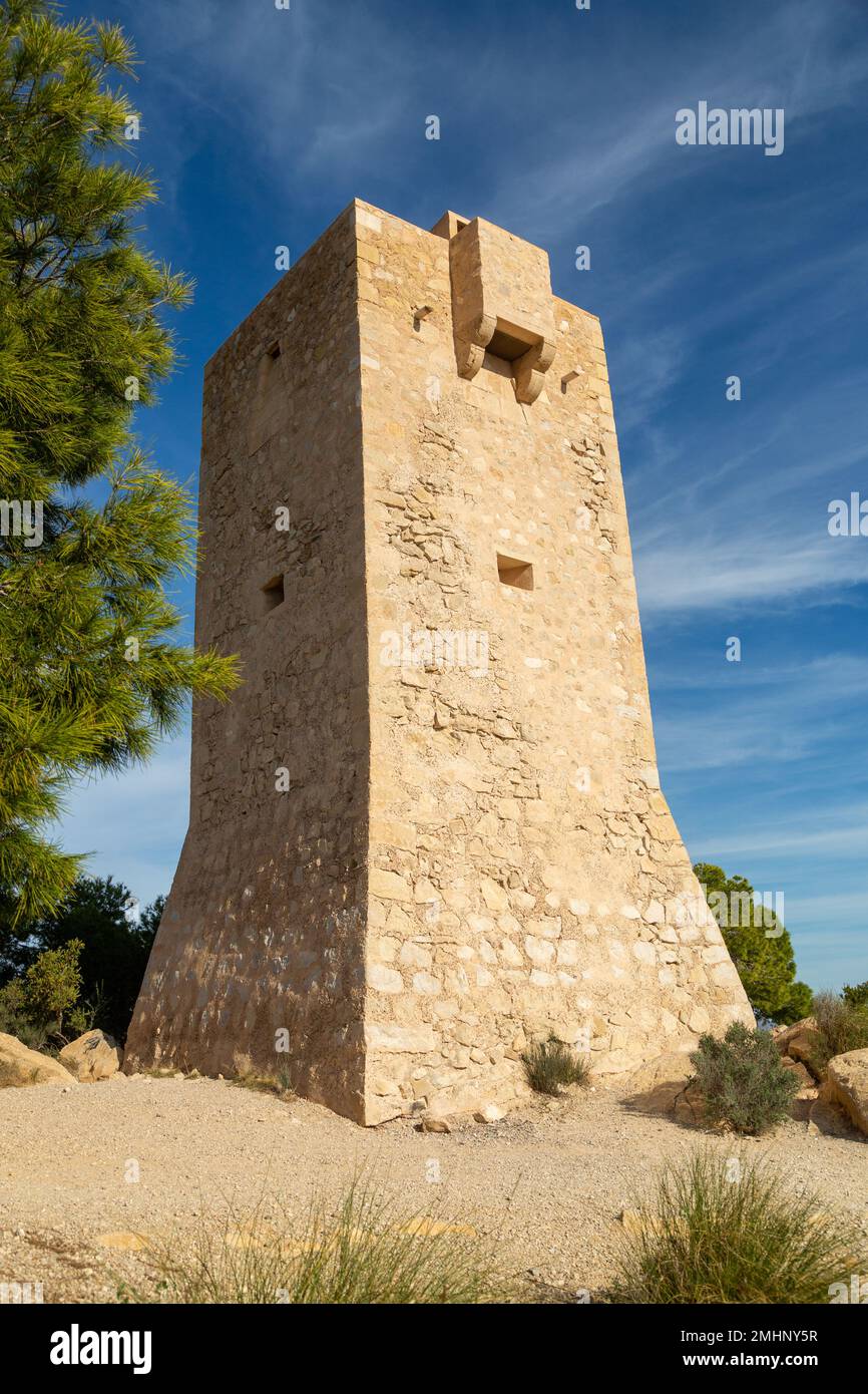 Torre del Aguilo o Torre di Finestrat (la Torre de Finestrat) è un'antica torre di guardia nei pressi di Benidorm Foto Stock