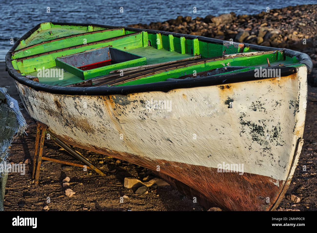 Una vecchia barca da pesca che necessitava di ristrutturazione era parcheggiata sulla spiaggia Foto Stock