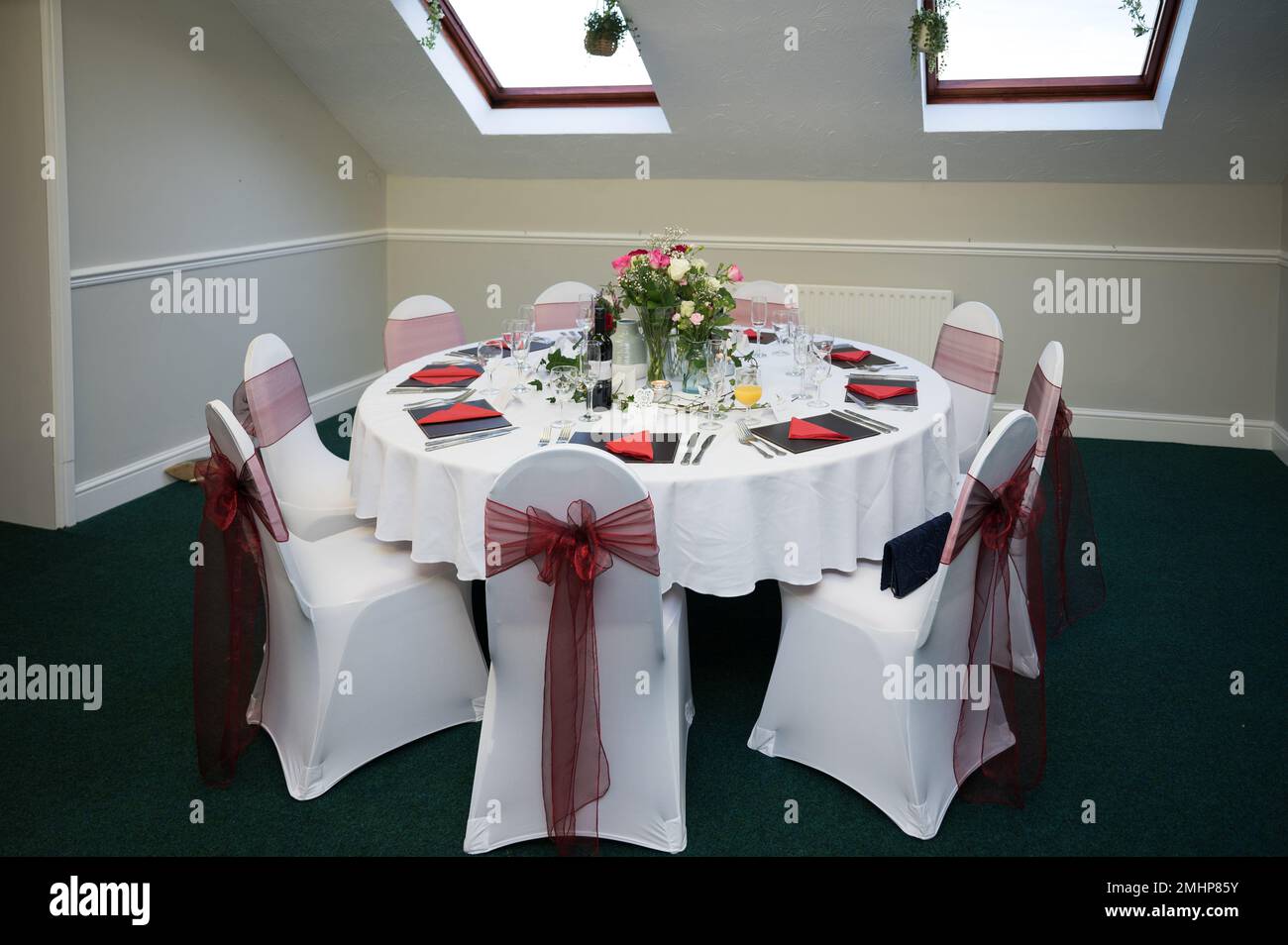 Bouquet di fiori sul tavolo del ricevimento pronto per cena e festa Foto Stock
