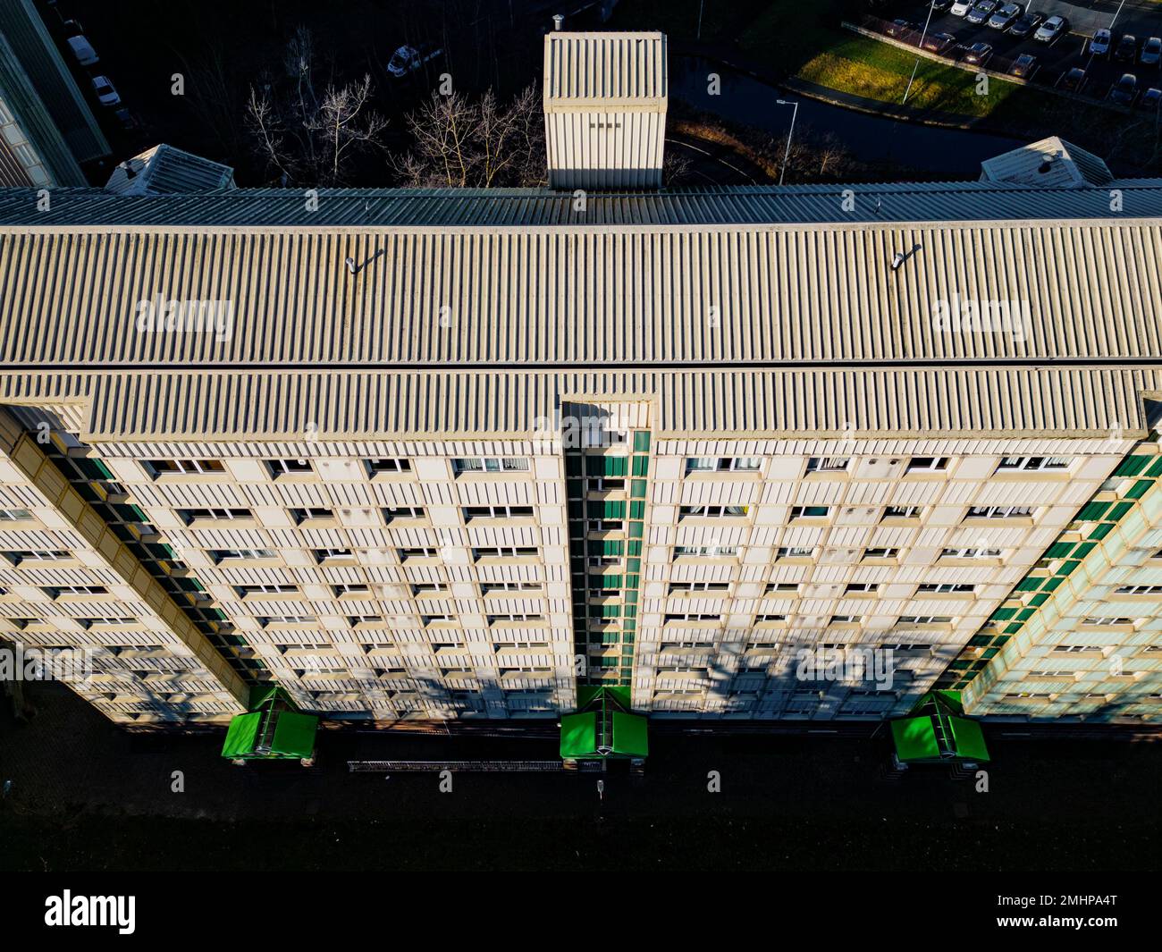 Veduta aerea di un blocco di appartamenti in una proprietà immobiliare a Wester Hailes a Edimburgo, Scozia, Regno Unito Foto Stock