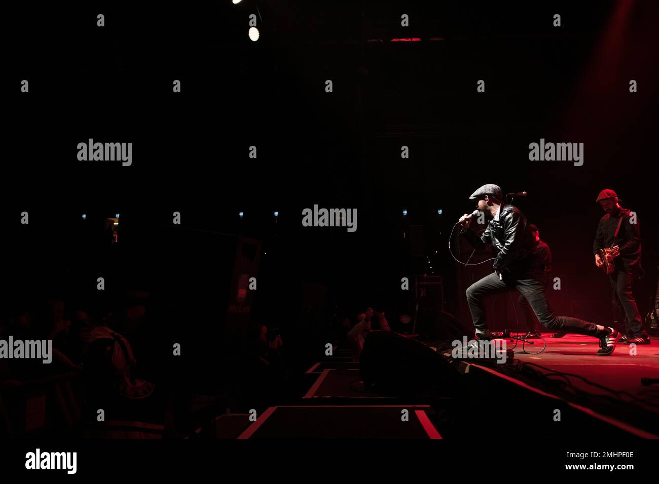 La band punk-folk australiana, The Rumjacks, si esibisce dal vivo ad Hannover mentre apre il tour Dropkick Murphys in Europe 2023. Foto Stock