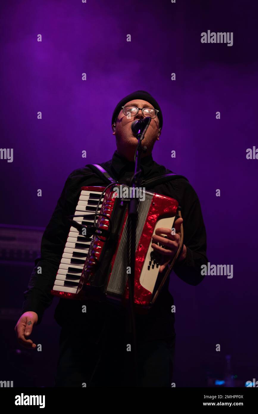 La band punk-folk australiana, The Rumjacks, si esibisce dal vivo ad Hannover mentre apre il tour Dropkick Murphys in Europe 2023. Foto Stock