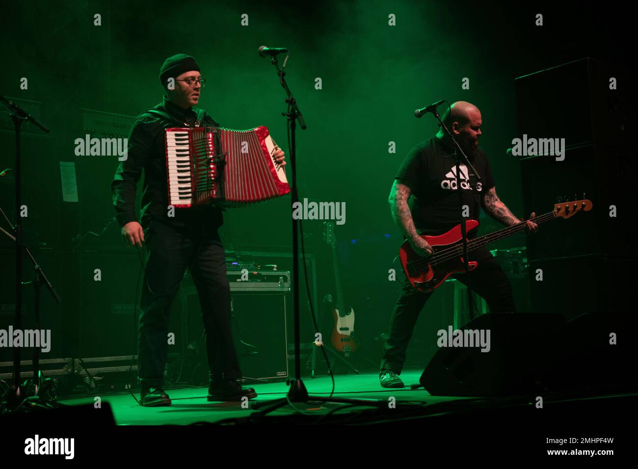 La band punk-folk australiana, The Rumjacks, si esibisce dal vivo ad Hannover mentre apre il tour Dropkick Murphys in Europe 2023. Foto Stock