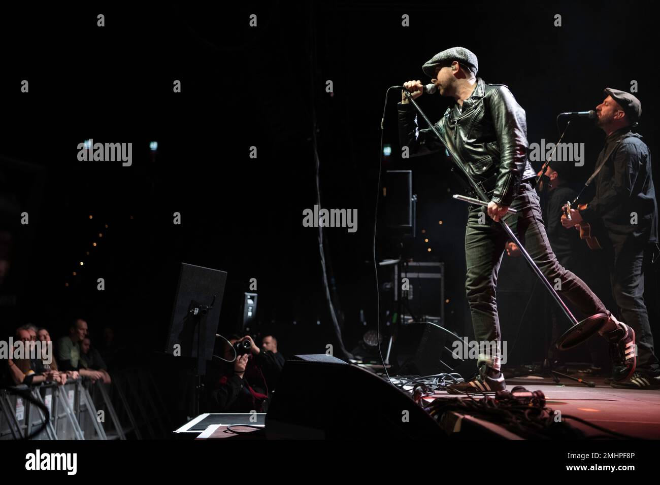 La band punk-folk australiana, The Rumjacks, si esibisce dal vivo ad Hannover mentre apre il tour Dropkick Murphys in Europe 2023. Foto Stock